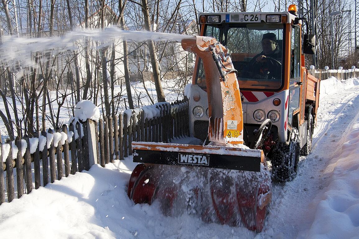 snow-thrower-70035_1280